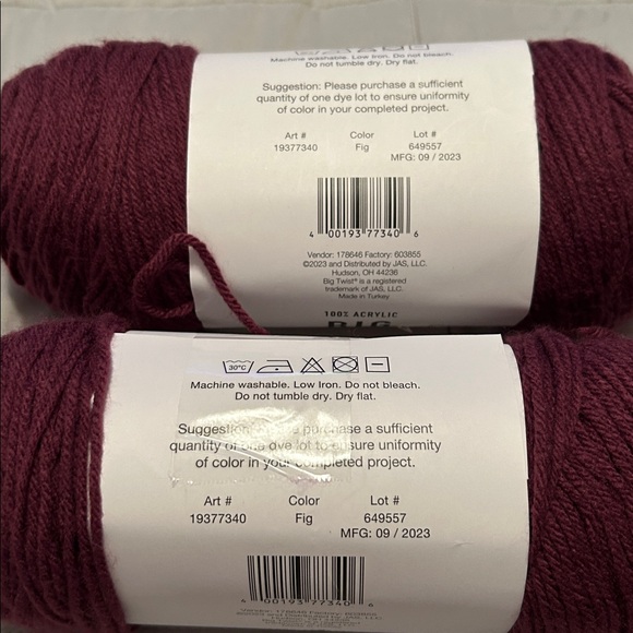 Big Twist Value Fig yarn 2 skeins - Picture 2 of 6